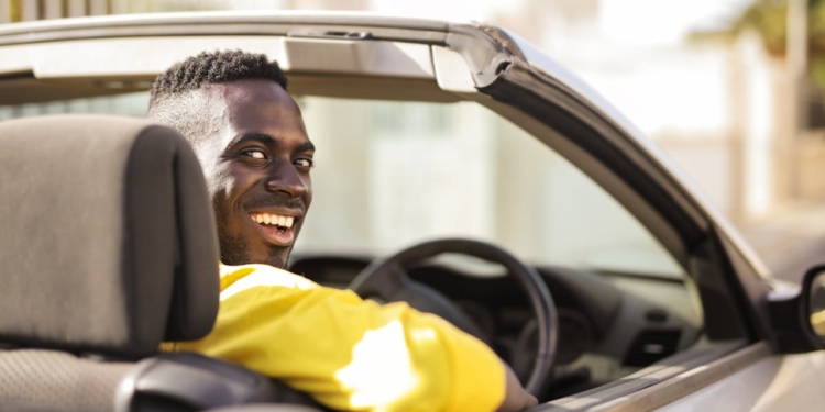 man auto rijden verkeer rijden