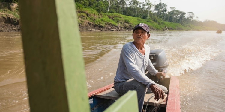 man boot korjaal binnenland rivier