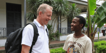 man toerist nederlander in suriname reiziger
