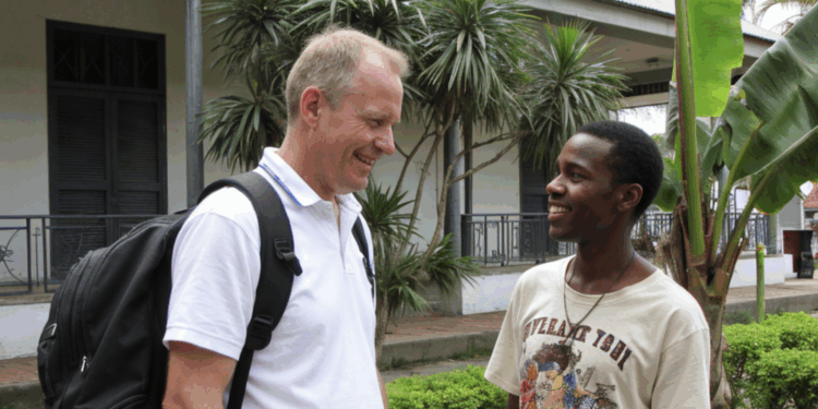 man toerist nederlander in suriname reiziger