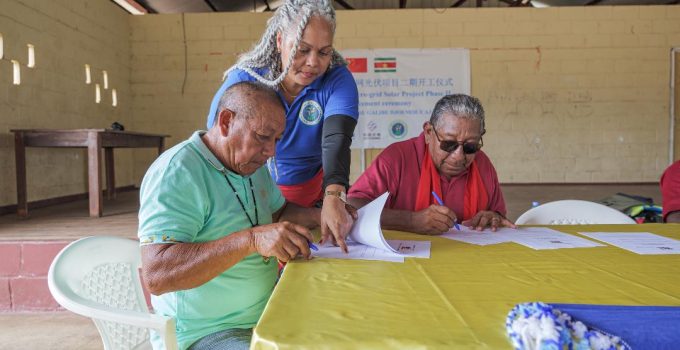 ondertekening overheid en dorpen voor stroom