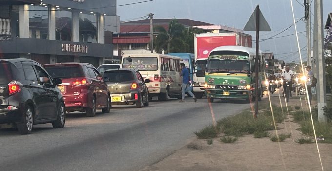 verkeer auto file kwattaweg paramaribo suriname