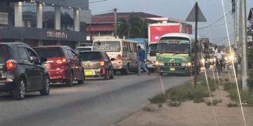 verkeer auto file kwattaweg paramaribo suriname
