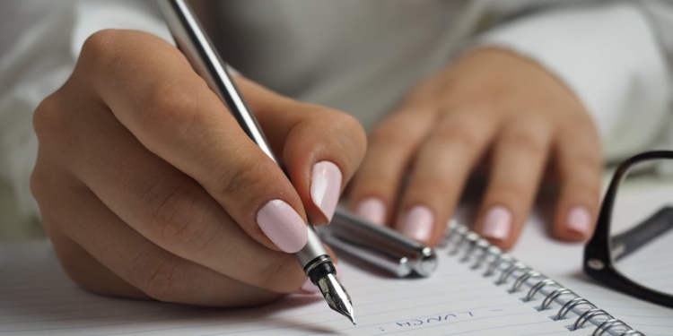 vrouw schrijven pen papier handschrift studeren student