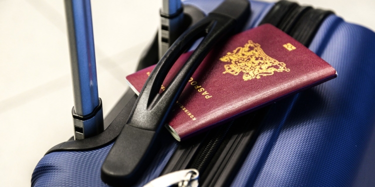 nederland reizen paspoort koffer