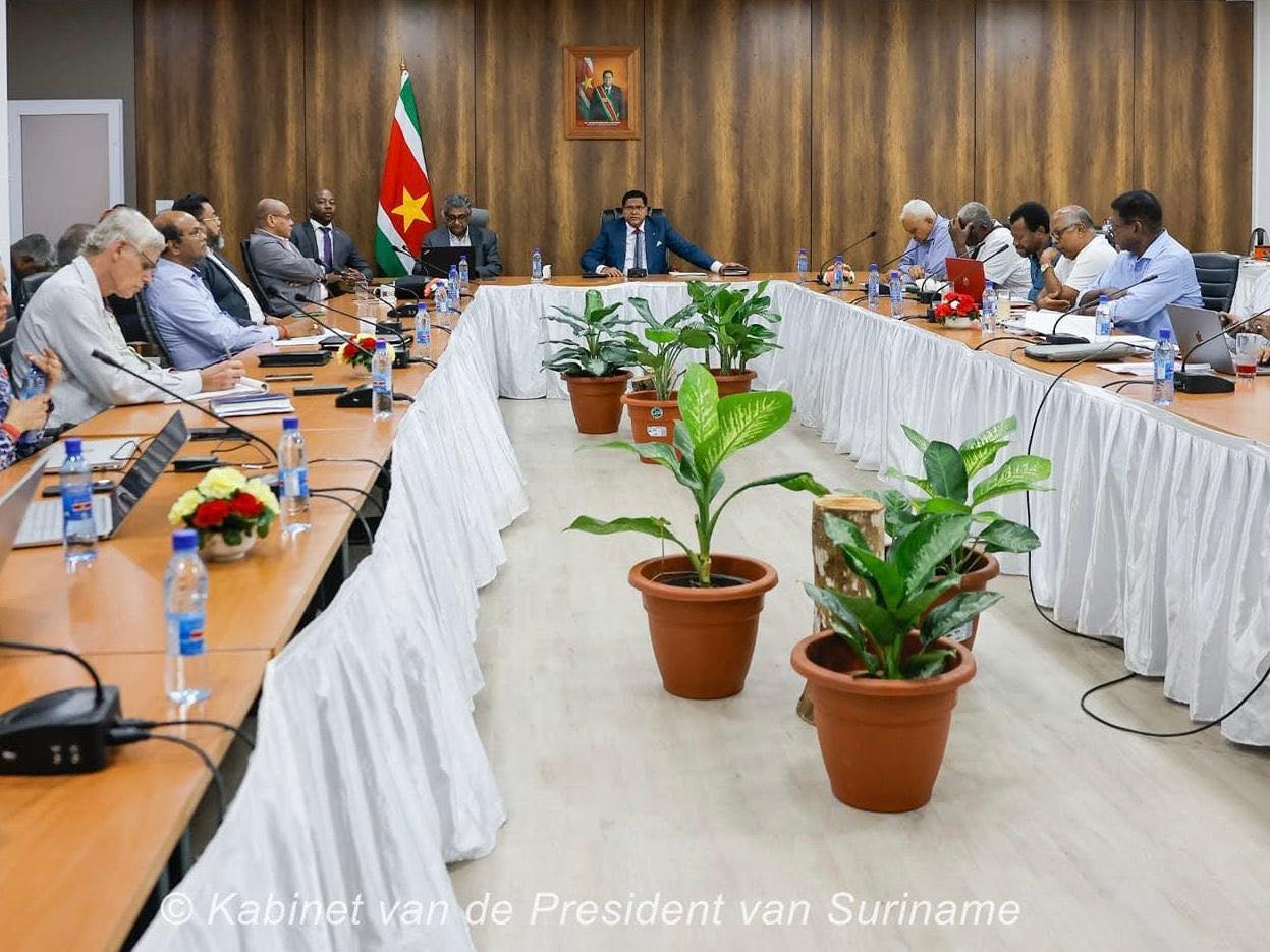 ravaksur vakbond regering chan santokhi
