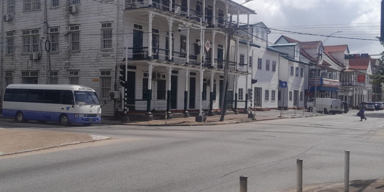straat suriname paramaribo verkeer stad