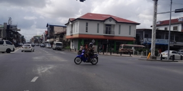 suriname paramaribo kruispunt verkeer brommer stoplicht