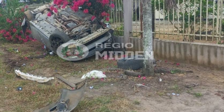 auto over de kop verkeetrsongeval