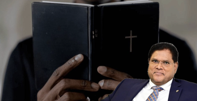 Priester Mitchell Kent voorspelt dat Santokhi nog een termijn zal aanzitten: ‘God zei het tegen mij’