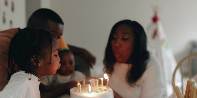 kinder feest verjaardag taart kaarsjes