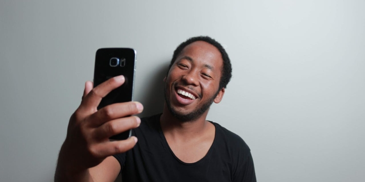man heer selfie telefoon camera