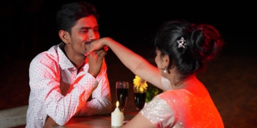 valentijn diner restaurant koppel uiteten