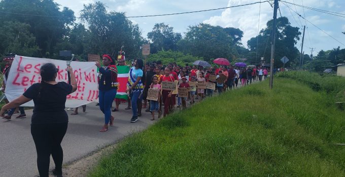Vreedzame protestmars tegen bauxietdeal met Chinalco in West-Suriname