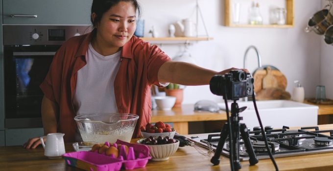 vrouw koken keuken eten