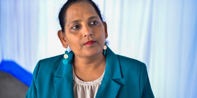 Directeur Helima Poese van Algemeen Vormend Onderwijs