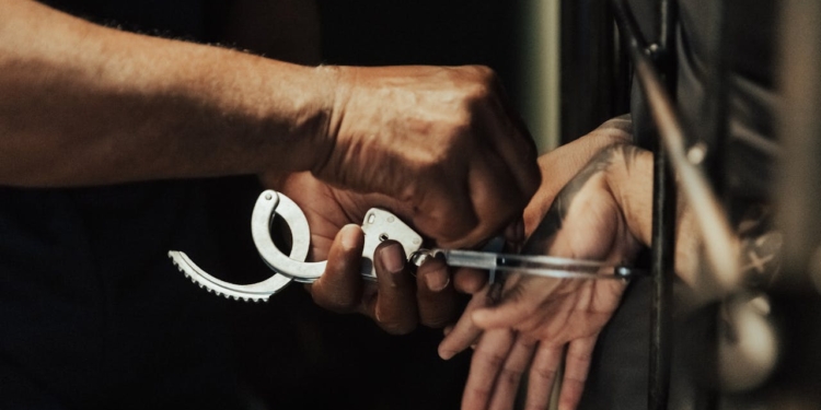 arrest gearresteerd politie handboeien cel