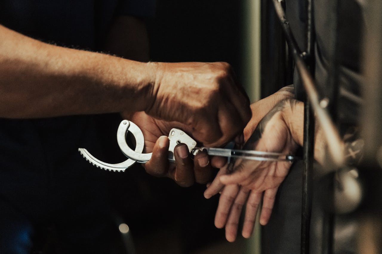 arrest gearresteerd politie handboeien cel