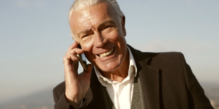 man oud telefoon bellen