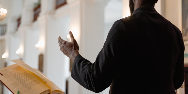 priester pastoor geestelijke kerk