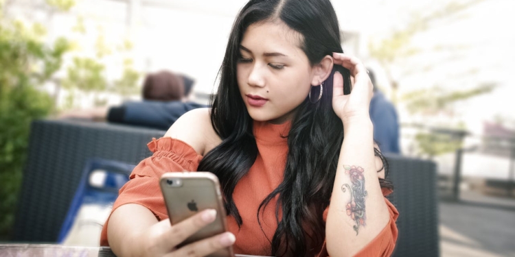vrouw dame telefoon smartphone javaans tattoo