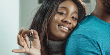 vrouw woning huis sleutels wonen