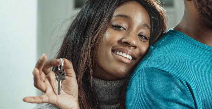 vrouw woning huis sleutels wonen