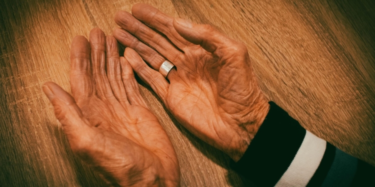 Bejaarde ouderen hand senioren