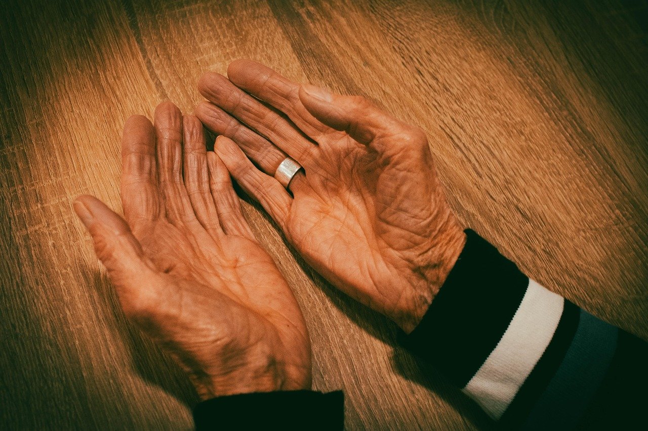 Bejaarde ouderen hand senioren