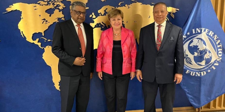 Minister Raghoebarsing van Financiën en Planning- Mevr Georgieva van het IMF en Governor Roemer van de Centrale Bank van Suriname op het IMF hoofdkantoor in Washington DC