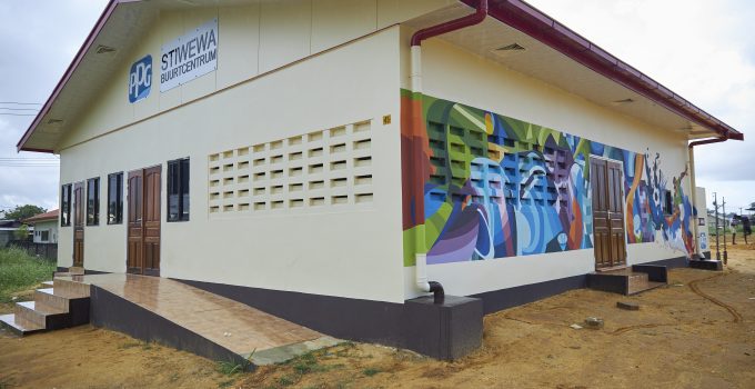 PPG Varossieau Suriname geeft fysiotherapieafdeling Revalidatiecentrum kleurrijke make-over ter ere van 10 jaar Colorful Communities