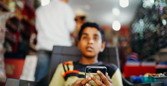 Surinamers worden gewaarschuwd om jongetjes niet in jurken te kleden en hun beelden online te zetten