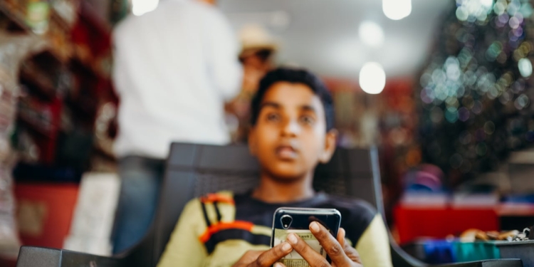 kind telefoon jongen