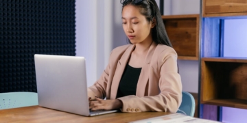 laptop vrouw werken computer kantoor