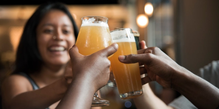 vrienden sociaal familie bar cafe uitgaan drinken alcohol bier