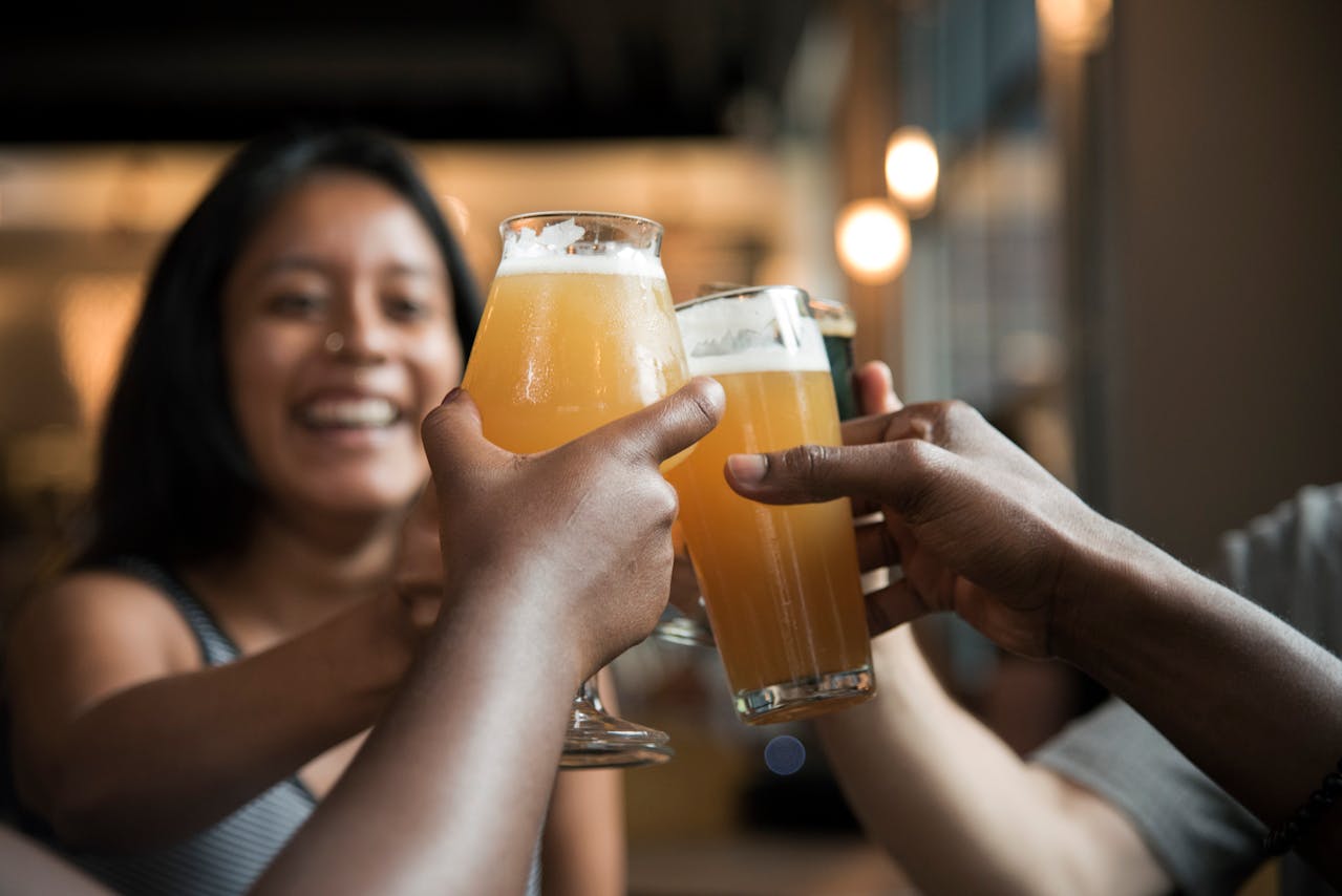 vrienden sociaal familie bar cafe uitgaan drinken alcohol bier