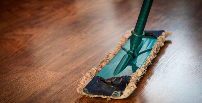 Dweilen schoonmaken vloer