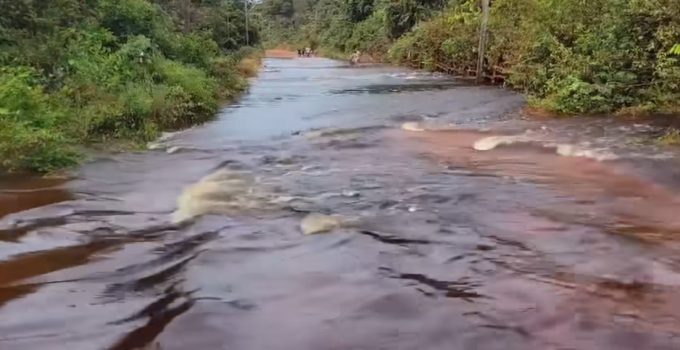 Overstromingen weg naar Pikin Saron