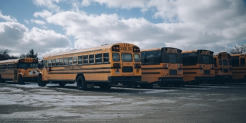 Pinkstervakantie voor Surinaamse scholen moet stopgezet worden. Foto schoolbus ter illustratie