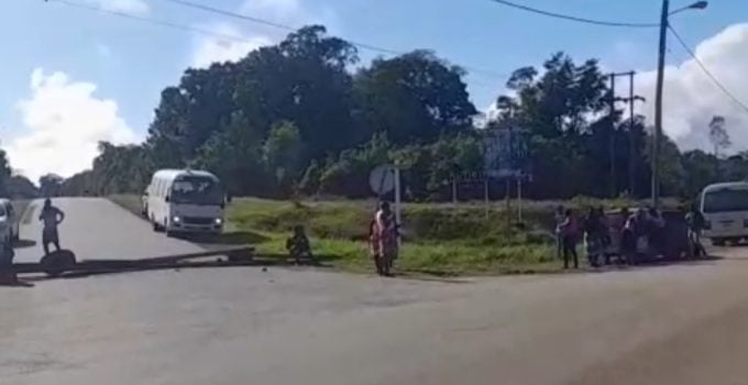 Wegbarricade Brokopondo