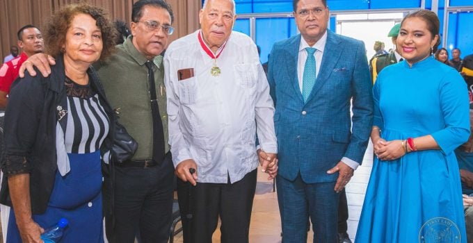 markante surinamers gehuldigd door santokhi