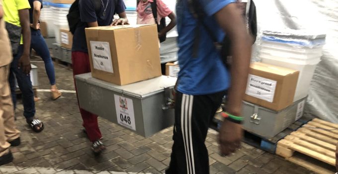 verkiezingsmateriaal wordt opgehaald stemmen verkiezing