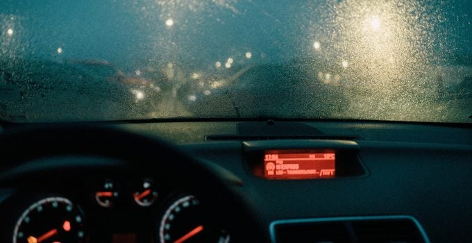 Voertuigen zonder verlichting tijdens regen