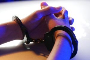 crime misdaad politie plaats delict moord handboeien arrest aanhouding2