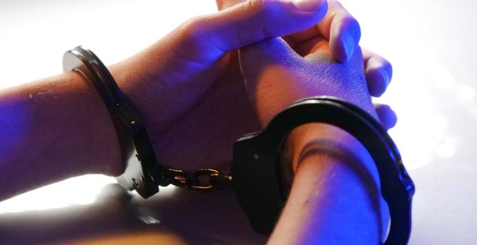 crime misdaad politie plaats delict moord handboeien arrest aanhouding2