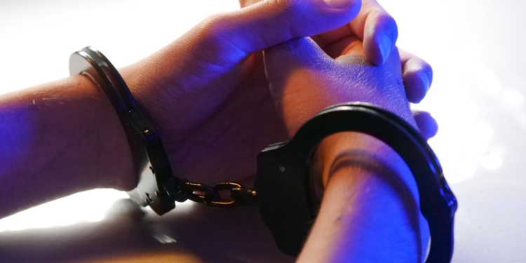 crime misdaad politie plaats delict moord handboeien arrest aanhouding2