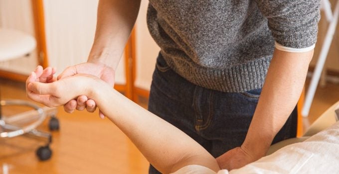 Welgestelde Surinamers stappen in vliegtuig voor echte chiropractie