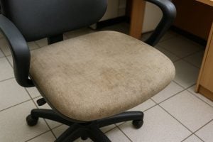 Vervuild zitkussen op kantoor in Paramaribo zorgt voor ongemak onder collega’s