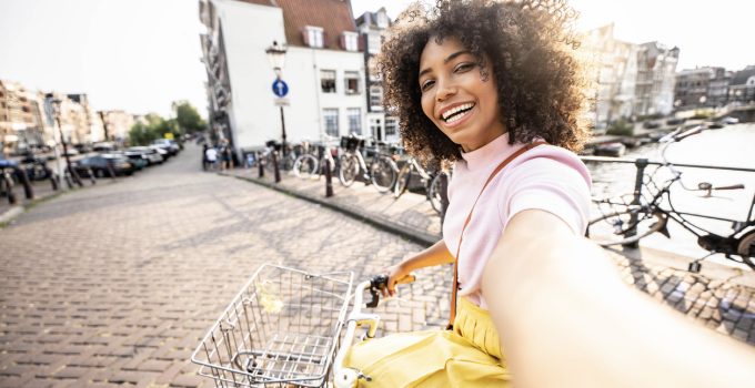 vrouw fietsen nederland amsterdam