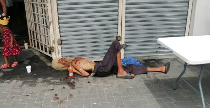 zieke man dakloze man van de straat gehaald